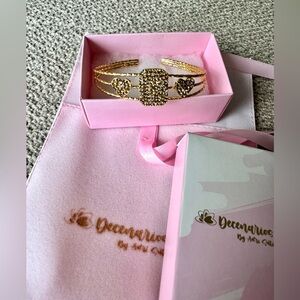 22k carat gold plated bracelet. Brand new! Never been used. Absolutely stunning